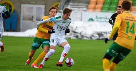 Aron dønnum noruega nasceu a 20 abr 1998, noruega 22 anos 179 cm 73 kg médio no valerenga. Sesongens første tropp / HamKam