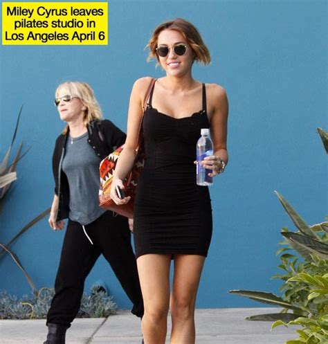 Miley Cyrus Flashing Crotch Wardrobe Malfunction Photos