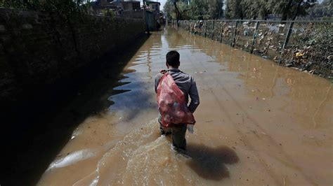 kashmiris cope with flooding and resentment of india the new york times