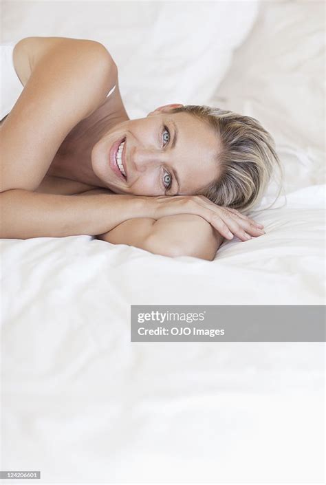 Portrait De La Belle Femme Dâge Mûr Allongé Au Lit Photo Getty Images