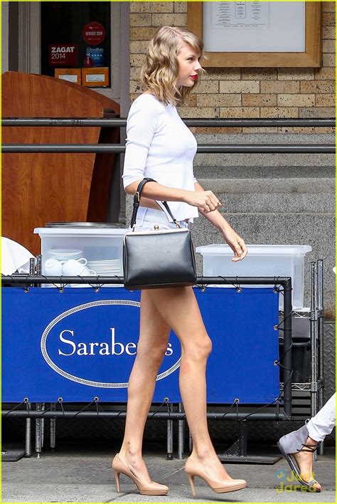 Karlie Kloss Takes The Nyc Subway After Lunch With Bff Taylor Swift Photo 695410 Photo