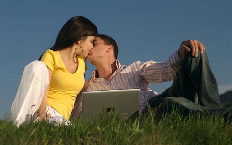 Man And Woman Kissing In Front Of Macbook Hd Wallpaper Wallpaper Flare