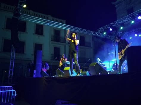 Los cantantes están en relación desde noviembre. Coti llena la plaza Mayor de Astorga - Astorga Digital