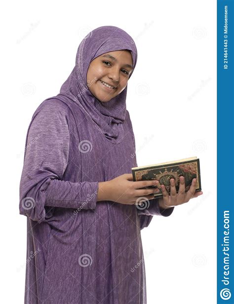 Gelukkig Mooi Arabisch Moslim Meisje In Islamitische Modekleding Met