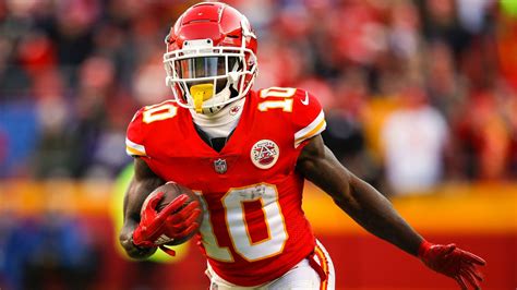 2400x1350 hd 16:9 high quality ultra hd desktop background wallpapers for 4k & 8k uhd tv : Tyreek Hill In Blur Audience Background Wearing Red White ...