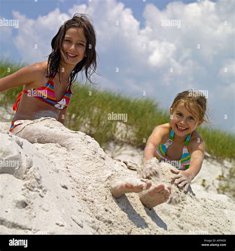 Zwei Mädchen 11 Und 7 Jahre Spielen Im Sand Am Strand Stockfotografie Alamy
