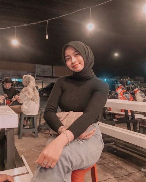 pin oleh bahri di jilbab duduk mantap di 2021 gadis berjilbab mode wanita fotografi remaja