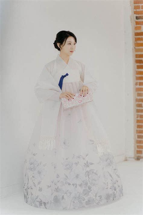 15 Gorgeous And Modern Korean Hanbok Wedding Dresses