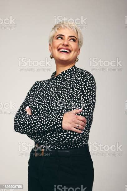 스튜디오에서 자신있게 웃고 있는 여성 중년 여자에 대한 스톡 사진 및 기타 이미지 중년 여자 웃음 인물 사진 Istock