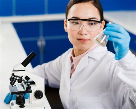 Free Photo | Female scientist in the lab with notepad