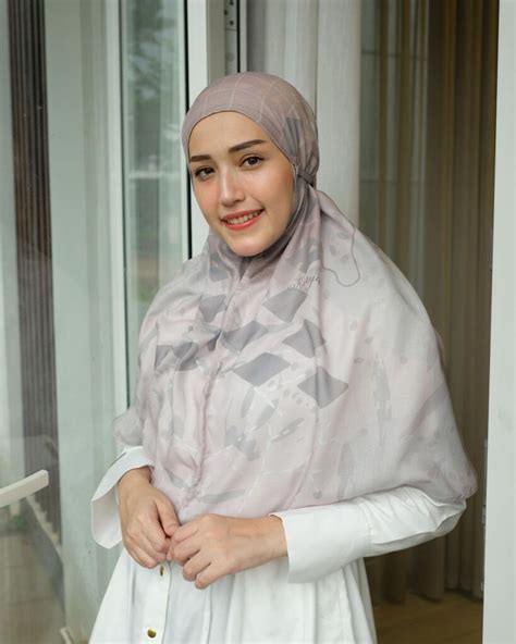 7 Inspirasi Model Hijab Ala Adelia Pasha Scarf Media