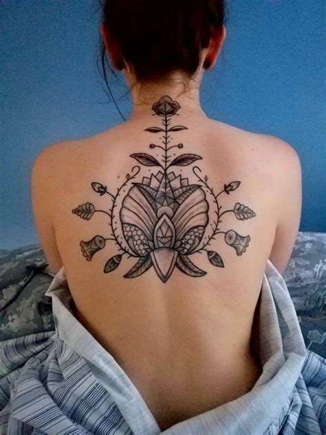 In genere si presentano di colore bianco nella parte interna e rosa pallido in quella interna, sbocciano nella stagione primaverile regalando uno spettacolo meraviglioso. 1001 + Idee per Fiore di loto tatuaggio con significato