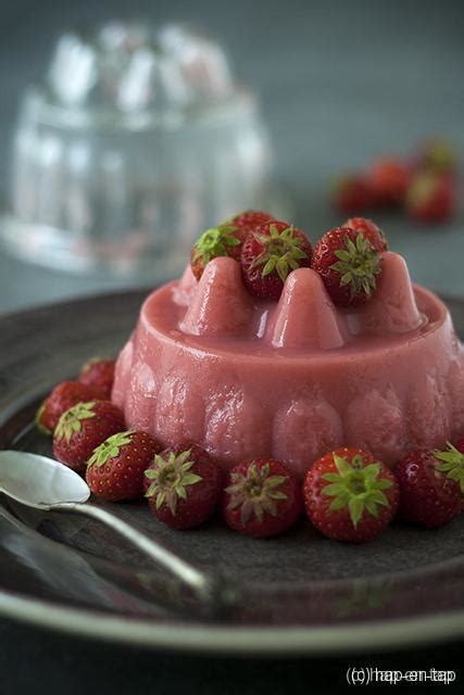 Panna cotta met aardbeien en karnemelk