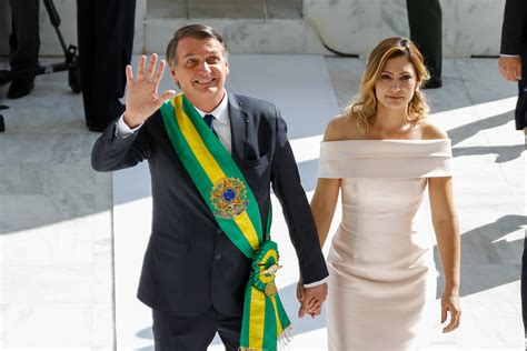 Bolsonaro Faz Evento No Planalto Para Expor Roupas Que Ele E Michelle Usaram Na Posse Folha Pe