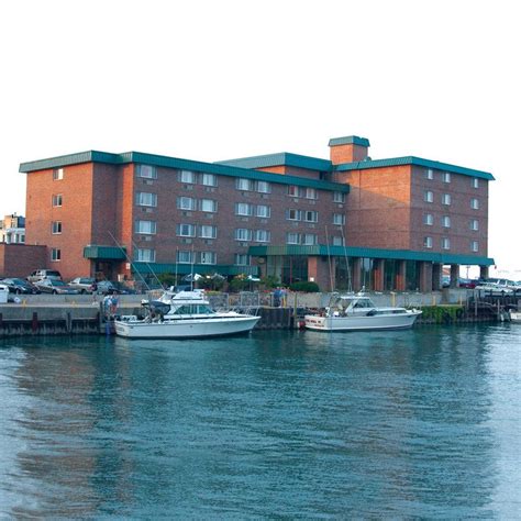 Holiday Inn Port Washington Wi Hotel Right On The Harbor Port