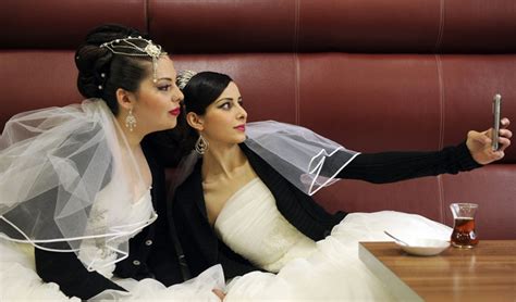 Es gibt verschiedene möglichkeiten um die eigenen glückwünsche zur hochzeit besonders zu gestalten. Dügün - Hochzeit auf Türkisch | Filmdienst