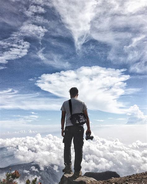 Seperti yang dilakukan oleh orang orang ini mereka melakukan berbagai cara demi terlihat oke. 15 Foto Terindah dari Atas Gunung Indonesia, Serasa di Atas Kahyangan
