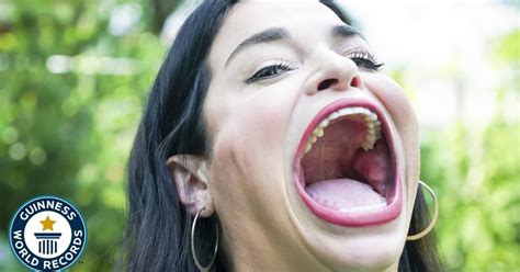 Eine Frau stellt mit ihrem großen Mund einen Guinness Weltrekord auf