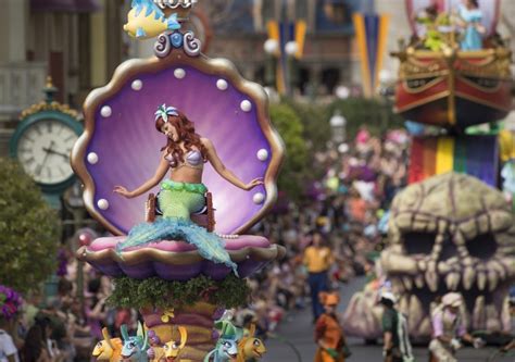 Disney Festival Of Fantasy Parade Debuts At Walt Disney World Resort Walt Disney World News