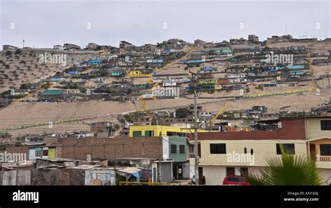 Edificios De Barrios De Laderas En Las Afueras De Lima Perú Fotografía
