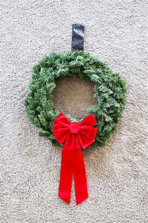 Learn How To Hang Christmas Wreaths On Exterior Windows The Easy Way