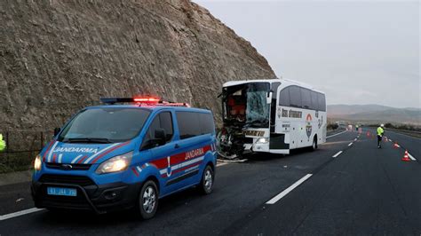 Şanlıurfa da yolcu otobüsü tıra arkadan çarptı