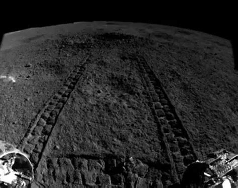 Китайският Нефритов заек засне подобно на желе вещество в кратер на обратната страна на Луната