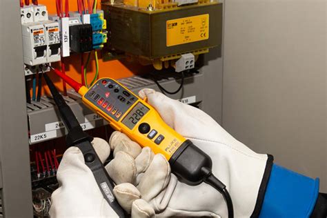 Electrical Tester Fluke T130 Voltage And Continuity Tester Fluke