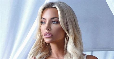 Exclusive Lindsey Pelas Flashes 32ddd Assets In Jaw Dropping Lingerie
