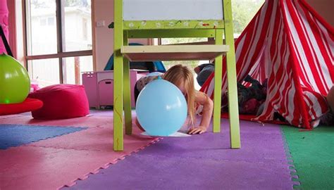 Otros juegos para niños tienen temas de vacaciones para cada mes del año. juegos con globos carrera obstáculos | Juegos de globos, Globos para fiestas, Juegos para niños