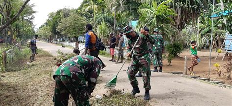 Gotong royong warga kampung indra putra subing pembuatan saung. Tingkatkan Kebersamaan, Satgas Yonif 125 dan Warga Gotong ...