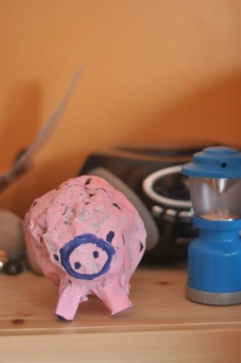 Eine bank sorgt dafür, dass das geld ständig in bewegung bleibt. paper mache piggy bank, good project for the boys | Small ...