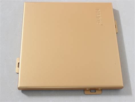 Sie haben die wahl, zwischen anderen fliesen einen dekorativen streifen anzubringen oder die kleinen fliesen in gold an einer wand zu platzieren, um sie attraktiv hervorzuheben. Goldene Außenarchitekturstärke-Wand-Fliese der wand-3.0mm