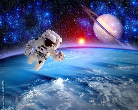Astronaut Spaceman Saturn Planet Photo Libre De Droits Sur La Banque