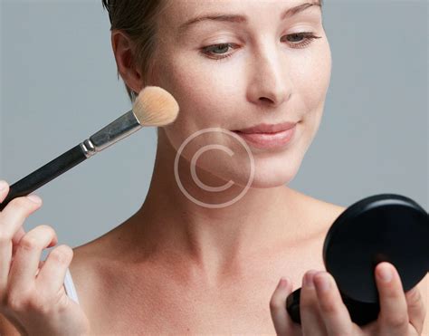 How To Choose And Apply Face Powder