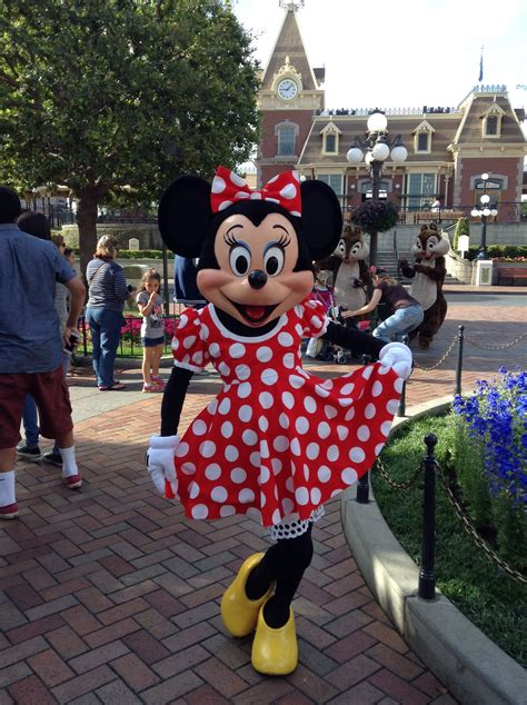 adorable minnie mouse disneyland mickey mouse disneyland california disneyland paris