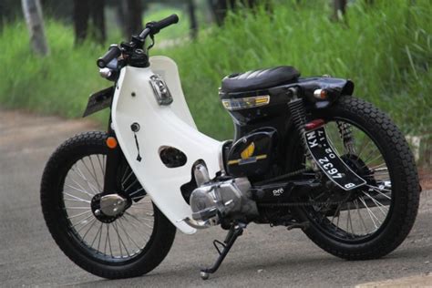 Menggunakan prinsip hidrolik dan elektronik untuk menghilangkan hubungan langsung antara tuas kopling dan kopling itu sendiri. Foto Modifikasi Motor Honda 70 Retro Gokil Terbaru