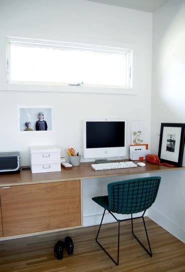 Ruang kerja elegan di dalam rumah anda bisa memakai kursi sofa kecil dan meja kayu warna putih untuk menciptakan ruang kerja yang elegan seperti di kantor. Desain Ruang Kerja Di Dalam Rumah | Rumah Idaman Kita