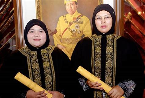 Dalam rekaman video yang beredar luas di media sosial. Dua hakim wanita pertama Mahkamah Tinggi Syariah Malaysia ...