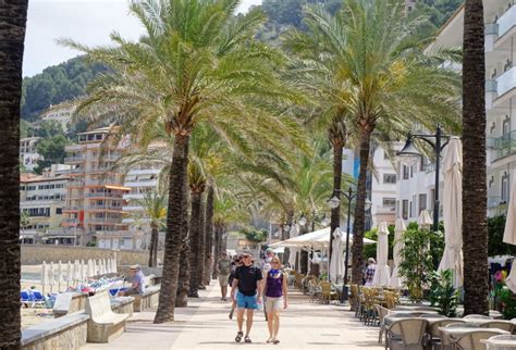Si hay españoles o mallorquines que pueden viajar y desean unas vacaciones en port de sóller, envíeme un correo electrónico. Port de Soller Webcam