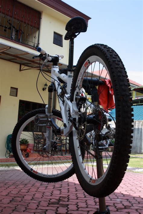 Mountain bikes that come with hydraulic brakes have a huge advantage over mechanical brakes because it offers more progressive and stronger braking, especially during wet and muddy conditions. BiXi Putrajaya: BiXi Putrajaya, Malaysia Low Cost Bike Rental