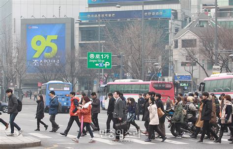 서울 시절에는 김한윤에게 뒤를 맡기고 공격형 미드필더로도 뛰었으나 셀틱 이적 후에는 수비형 미드필더로 기용되었다.36 셀틱은 기성용을 딥라잉. 내일 날씨, 서울 낮 최고 11도...당분간 포근한 날씨 - 민중의소리
