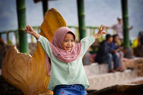 nettes indonesisches muslimisches mädchen mit hijab lächelnd für die kamera auf dem
