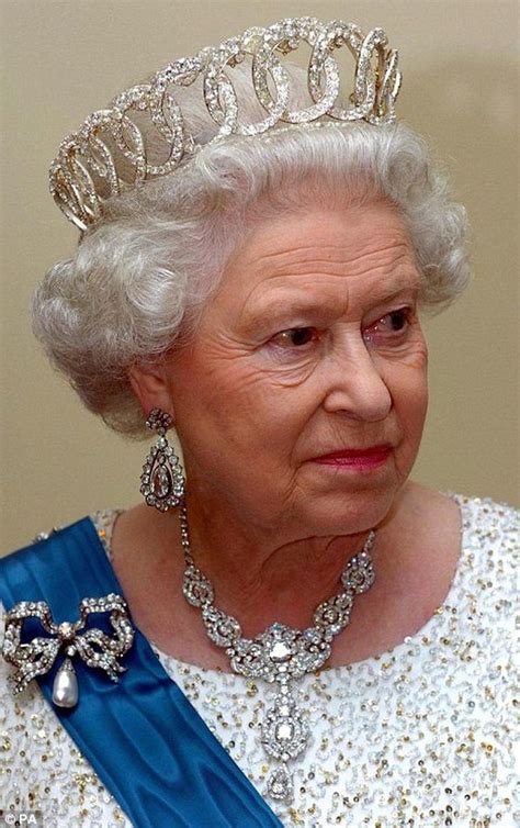 ปักพินโดย Sally Robinson ใน Queen Elizabeth Jewels ราชวงศ์อังกฤษ
