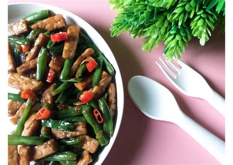 Masukkan kacang panjang dan pete kedalam tumisan, aduk rata, lalu tambahkan kecap manis, saus tiram, gula dan garam, aduk lagi hingga rata, lalu tambahkan sedikit air. Resep Tumis kacang panjang dan tempe oleh Jelita Sasti - Cookpad