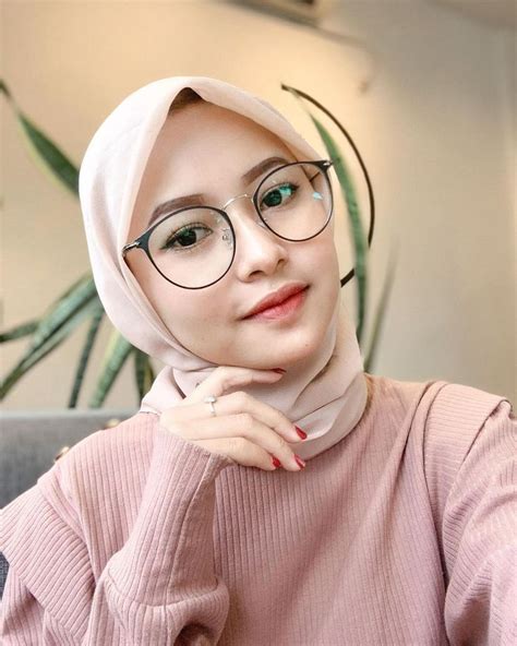 Anime Bertudung Pakai Cermin Mata Bulat Alicia Summers