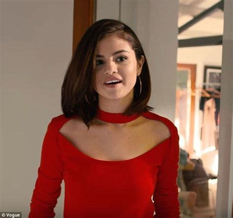 Selena Gomez Answers 73 Questions For Vogue Selena Gomez Hair Selena Gomez Short Hair Selena