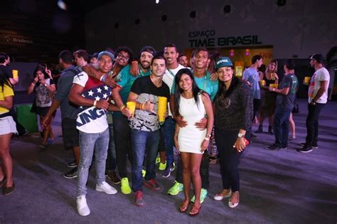 «muito obrigado a deus por essa medalha obrigada a. Isaquias Queiroz comemora medalhas beijando muito em festa ...