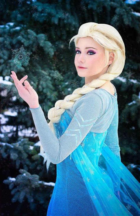 An Image Of A Frozen Princess Holding Something In Her Hand