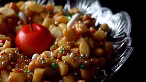 Loro, nel frattempo, vi avranno impanato una quarantina di. Gli struffoli napoletani : origini e ricetta di un dolce ...